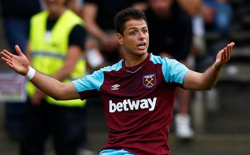 Chicharito Hernández en un partido del West Ham (FOTO - SIPSE)