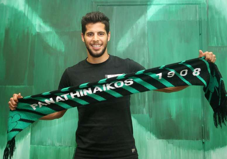 Emanuel Insúa, posando con la bufanda del Panathinaikos